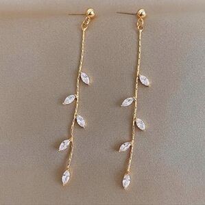 Dangle leaf earrings 2 inches in length in gold tone; nwot